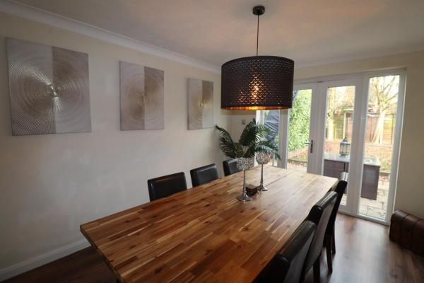 Na foto é possível ver o objeto Binfield - Spacious Luxurious Four Bedroom House localizado na cidade de Binfield.