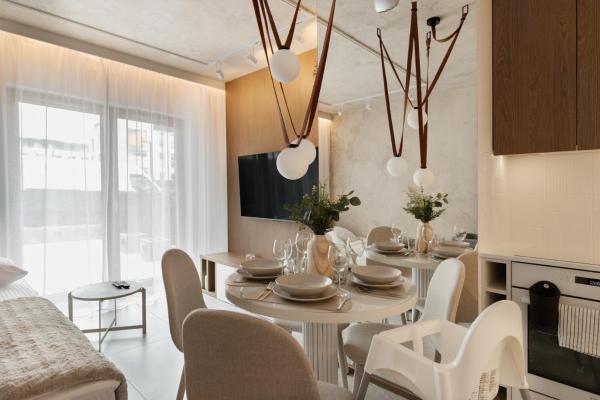 A la foto es mostra l'objecte Hajmat Deluxe Katowice by Aparo - Nowoczesny Apartament, Bezpłatny Parking, Klimatyzacja, Taras, Dolina Trzech Stawów, Muchowiec, Centrum Katowic, Plac Zabaw, Przyjazny Zwierzętom situat a la ciutat de Katowice.