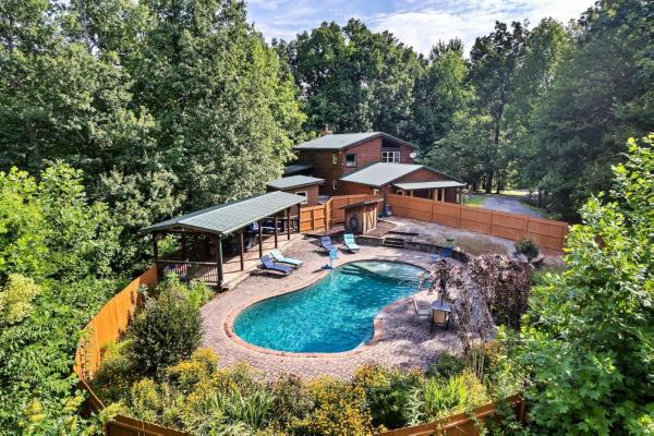 Eagles Perch Pool Cabin - Cosby, TN