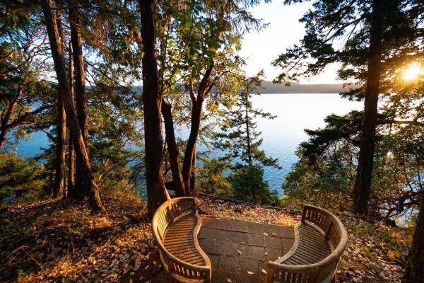 På bildet vises objektet Magical Beachfront, Hot Tub, Private, Spacious som ligger i byen Eastsound.