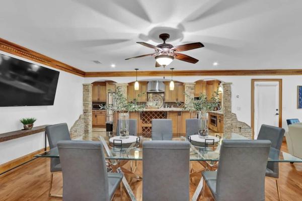 Nella foto è visibile l'oggetto Big 6br,4ba Home W 10-car Parking For Crewsgrps situato nella città di Atlanta.