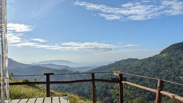 A la foto es mostra l'objecte Luna home situat a la ciutat de Badulla.