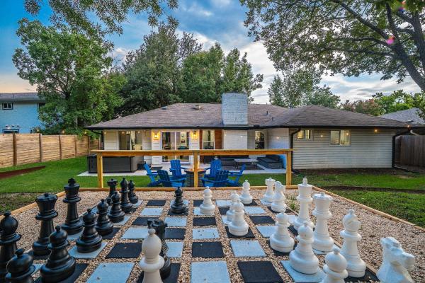 A la foto es mostra l'objecte Hot Tub, Firepit & Giant Chess at Austin Hideaway situat a la ciutat de Austin.