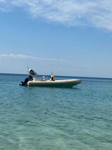 A la foto es mostra l'objecte BoatVlora situat a la ciutat de Vlorë.