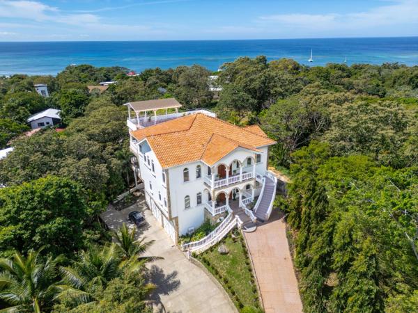 A la foto es mostra l'objecte Casa Bella Grand Estate with Ocean Views Pool and Waterfall situat a la ciutat de Coxen Hole.