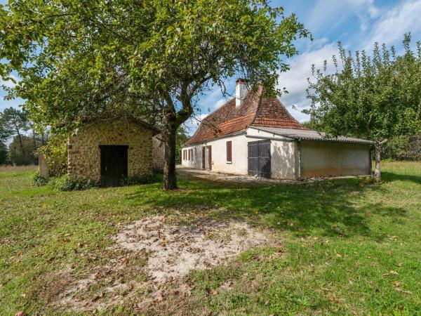 A la foto es mostra l'objecte Vacation Home in Lacropte near Woods situat a la ciutat de Salon.