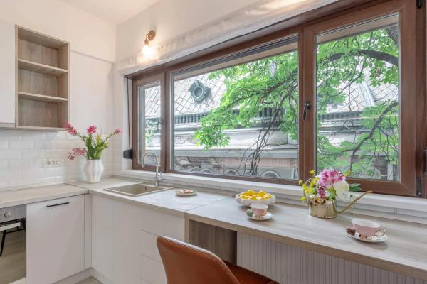 Zdjęcie 2: Stylish & Sunny Studios - Steps from Amzei Square