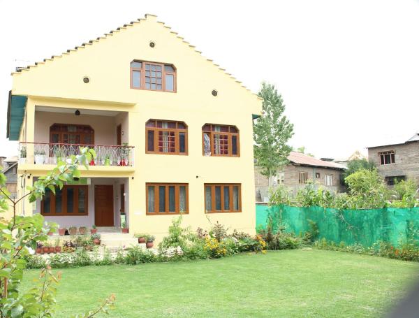 A la foto es mostra l'objecte Khadim Villa & Travel Planners situat a la ciutat de Srinagar.
