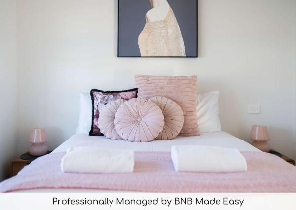 A la foto es mostra l'objecte The Elm Apartments - The Pink Room situat a la ciutat de Orange.