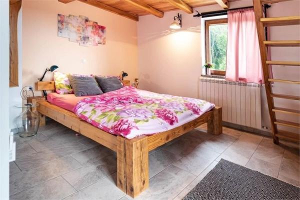 Na zdjęciu widoczny jest obiekt Raspor House położony w mieście Lanišće.