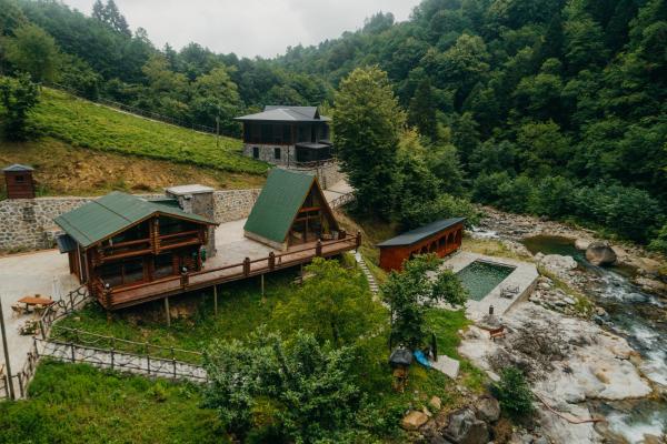 Στη φωτογραφία φαίνεται το αντικείμενο Zuğa Tatil Köyü που βρίσκεται στην πόλη Hemşin.