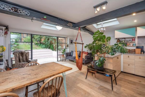 Unique 2BR with Indoor Hammock & Private Garden, London