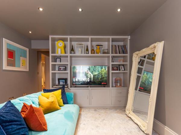 Stylish 2-Bed Flat Near Portobello Notting Hill Pass the Keys, London