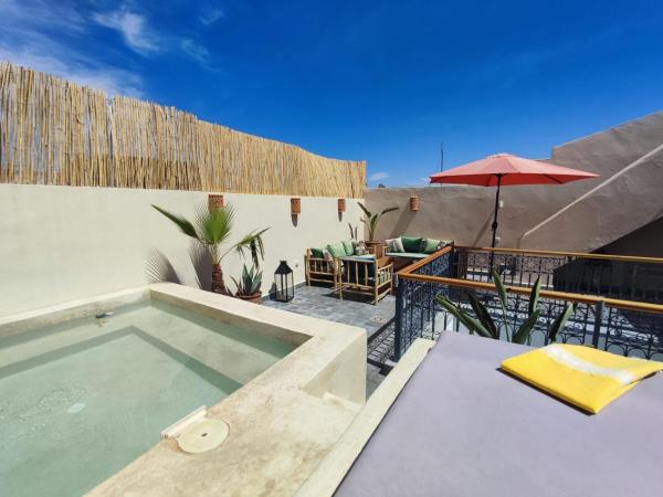 Na zdjęciu widoczny jest obiekt Riad E&J Marrakech Médina 5 ch climatisées, piscine chauffée, EXCLUSIF położony w mieście Marrakesz.