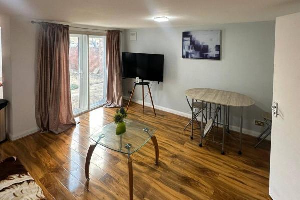 Na fotografii je vidět objekt Cozy 1 Bed Apt Sleeps 4 with Garden Views nacházející se ve městě Hounslow.