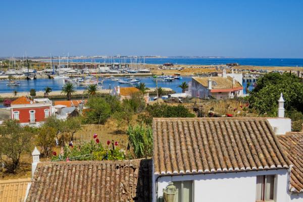 Op de foto is het object New Village Guest House te zien, gelegen in de stad Lagos.