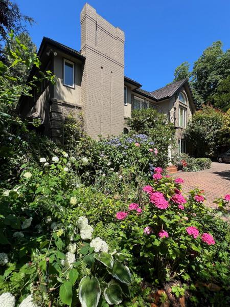 A la foto es mostra l'objecte The McCleery Inn situat a la ciutat de Vancouver.