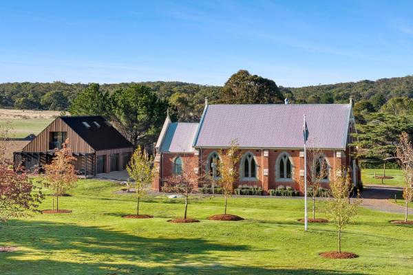 The photo shows the Dallah Chapel & The Loft luxury & style redefined located in the city of Snake Valley.