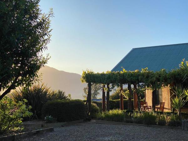 The photo shows the Earthen Escape A Cozy Couples Getaway located in the city of Tawonga.