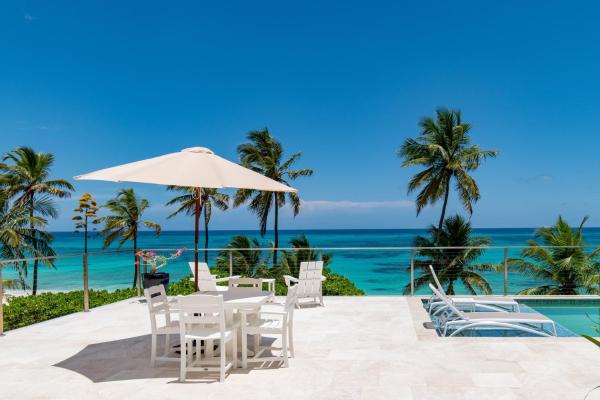 照片显示了位于Palmetto Point市的SeaDuced - Brand New Luxury Beachfront Estate with Pool home物件。