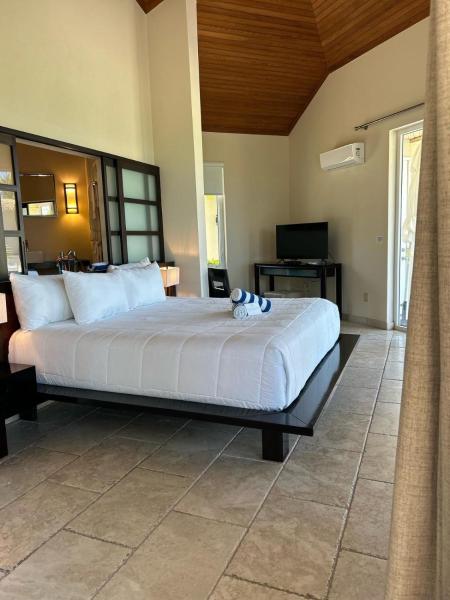 Sky Beach Club Bungalow 3 Steps from Beach With Club, Pool bungalow, Colebrooke Dale