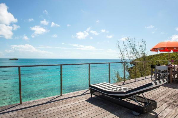 Na zdjęciu widoczny jest obiekt Touch of Class Estate - A Caribbean Beachfront Estate estate położony w mieście Savannah Sound.