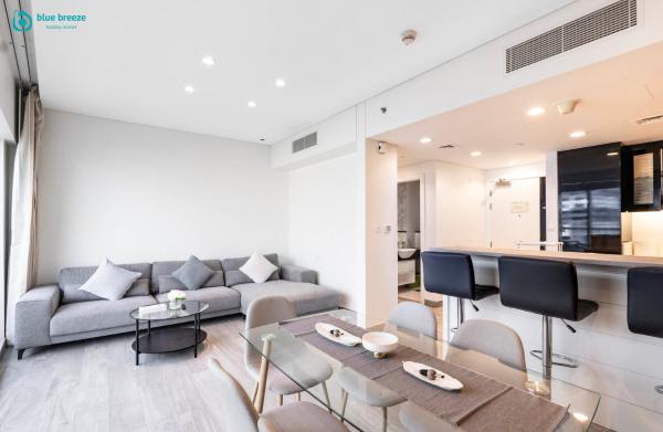 A la foto es mostra l'objecte Blue Breeze - Stunning 1BR with Canal & Pool Views situat a la ciutat de Dubai.