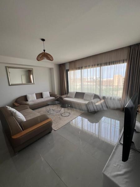 Na fotografii je vidět objekt 2BR Haut Standing Avec Piscine Face Hôtel Movenpick Sousse nacházející se ve městě Sousse.