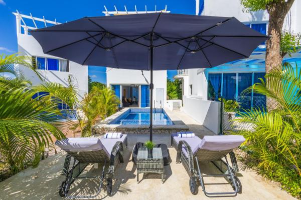 På billedet ses objektet New Modern 2-lvl Punta Cana Villa in Gated Community with Private Pool & Rooftop Terrace beliggende i byen Punta Cana.