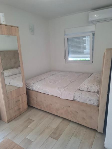 Na foto é possível ver o objeto Apartman Ratko localizado na cidade de Podlastva.