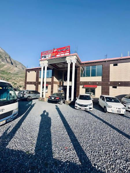 写真にはナラン市にあるEagle Resort Hotel and Restaurantが写っています。