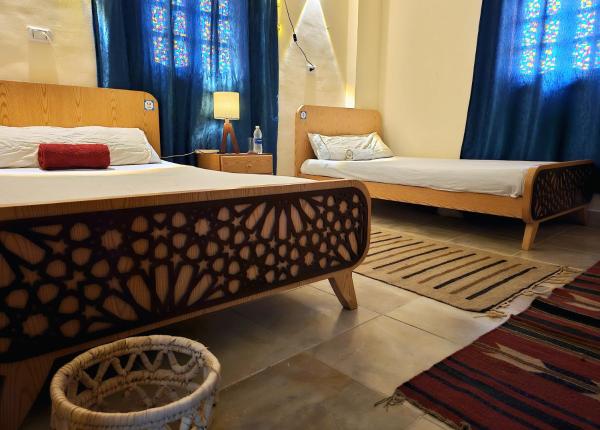 På bildet vises objektet Bedouin Hostel- دار البدوي som ligger i byen Dahab.