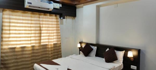 Na fotografii je vidět objekt Hotel SAVI SAGAR nacházející se ve městě Chittadi.