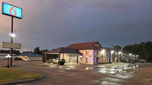 A la foto es mostra l'objecte Motel 6 New Boston, TX situat a la ciutat de De Kalb.