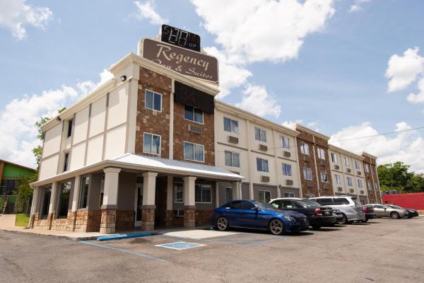 A la foto es mostra l'objecte Regency Inn & Suites situat a la ciutat de Nashville.