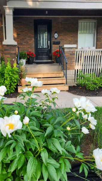 A la foto es mostra l'objecte Bright and peaceful 2bedroom with a backyard and deck situat a la ciutat de London.