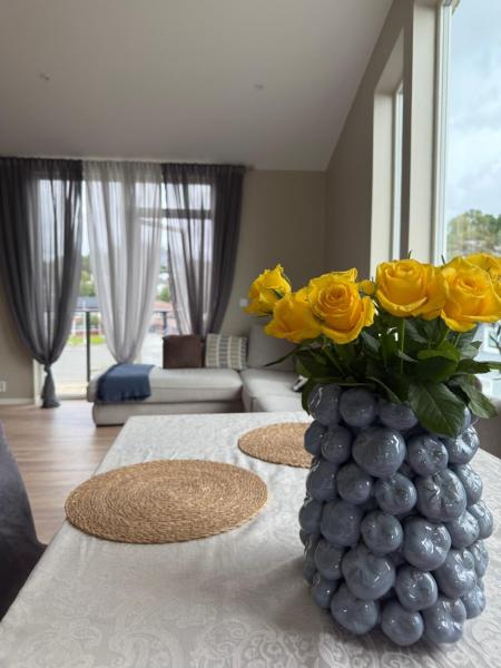 Na zdjęciu widoczny jest obiekt New Modern House by the Sea położony w mieście Foldnes.