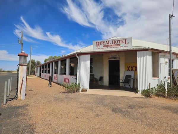 The photo shows the Royal Hotel Eromanga located in the city of Eromanga.