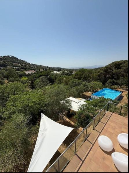 A la foto es mostra l'objecte Large house surrounded by nature situat a la ciutat de Vilanova del Vallès.