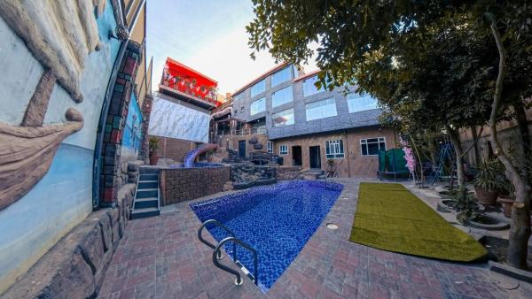 The photo shows the شاليه واستراحة روزلاند located in the city of Madhbaḩ.