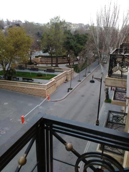 Old city apartment near boulevard, Baku