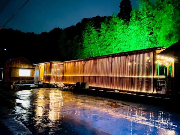 The photo shows the 時間を忘れる貸別荘オールブルーセカンド located in the city of Tomota.
