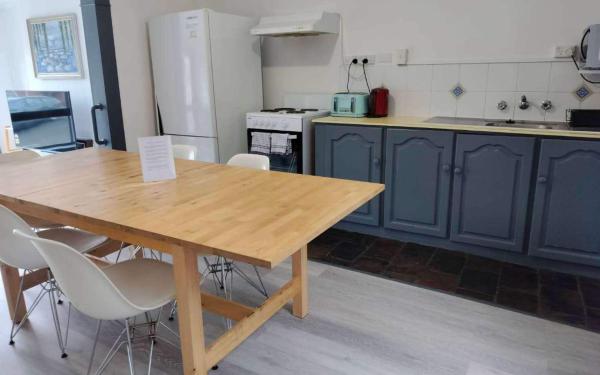 The photo shows the Wellesley Mountain House near City located in the city of Cascades.