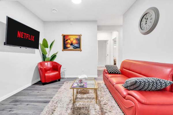 写真にはカルガリー市にあるPrivate, Stylish and Peaceful 2BR Guest Suiteが写っています。