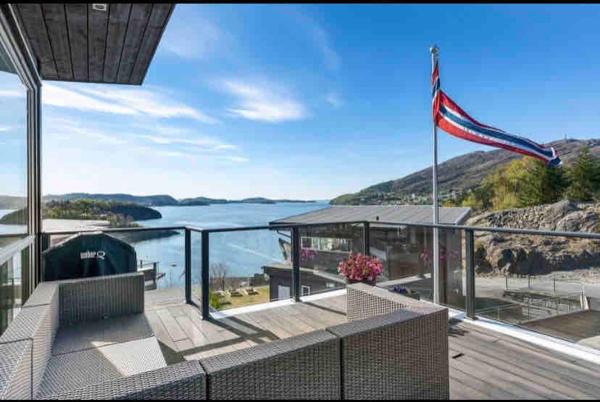 Na zdjęciu widoczny jest obiekt Sjønært drømmehus med panoramautsikt, nær Bergen położony w mieście Foldnes.