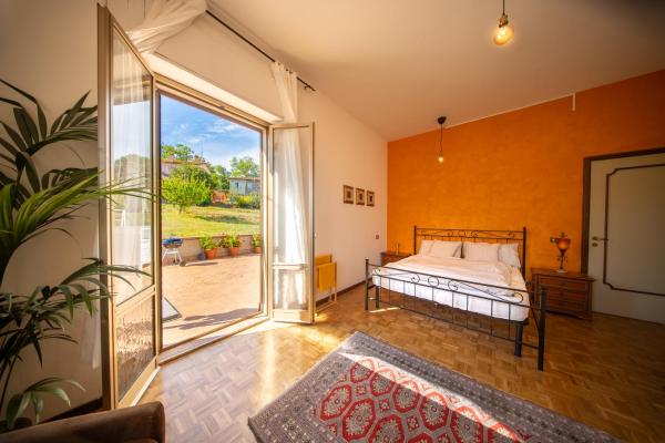 Na fotografii je vidět objekt Cozy Room with Terrace, Ping Pong & Billiard Table nacházející se ve městě Fratta Todina.
