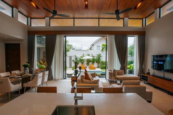 The photo shows the Botanic Modern loft Villa Private Pool 10 min BangTao located in the city of Ban Pak Lak.