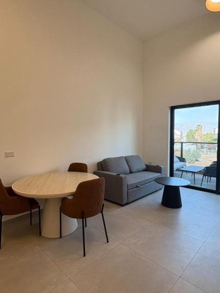 På billedet ses objektet One-Bedroom Garden Apartment with Balcony - 2 beliggende i byen Eilat.