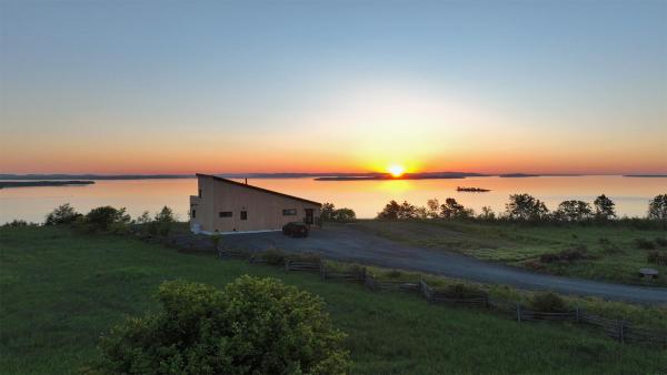 写真にはManitowaning市にあるTen Mile Point Resortが写っています。