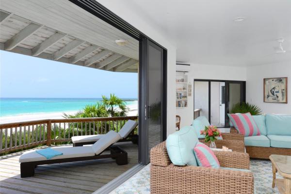 Na foto é possível ver o objeto Provender home localizado na cidade de Tarpum Bay.
